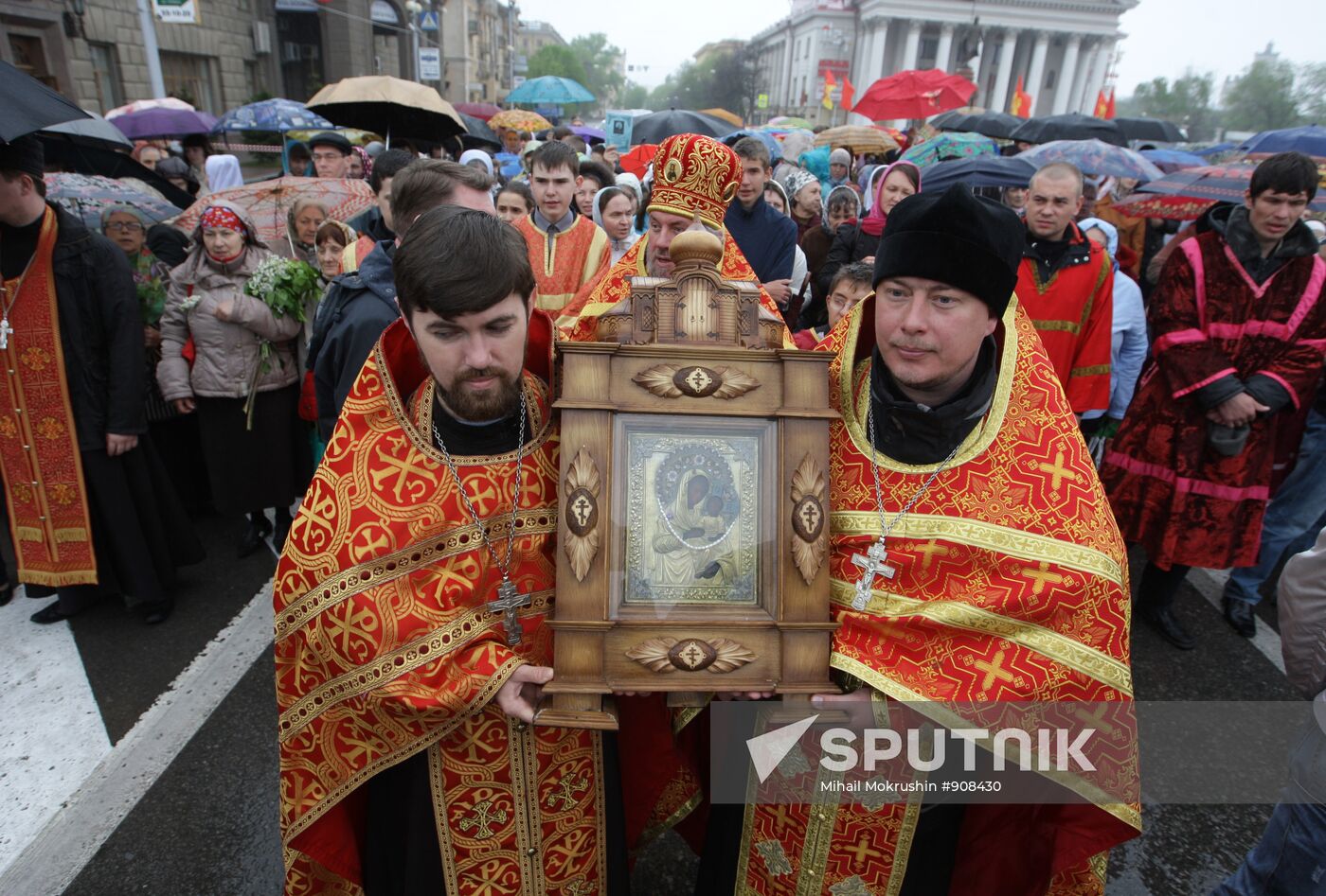Procession with Mother of God Uryupinsk icon in Volgograd