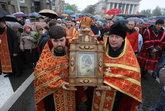 Procession with Mother of God Uryupinsk icon in Volgograd