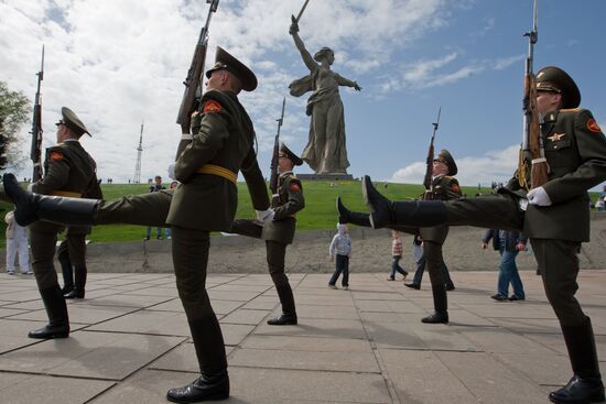 Changing of honor guard on Mamaev Hill