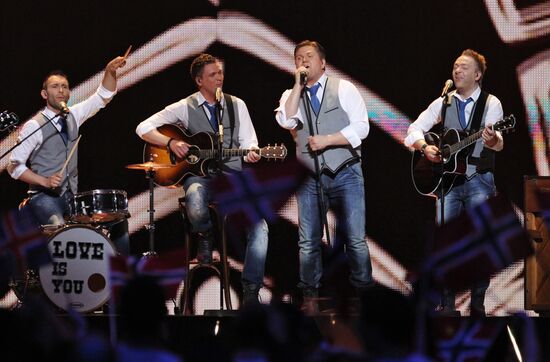 Group Sjonni's Friend