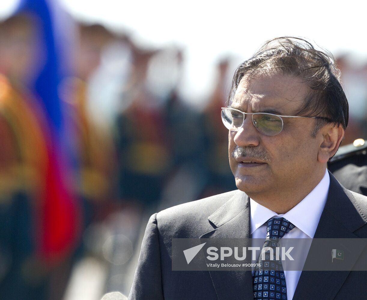 Pakistani President Asif Ali Zardari arrives in Moscow