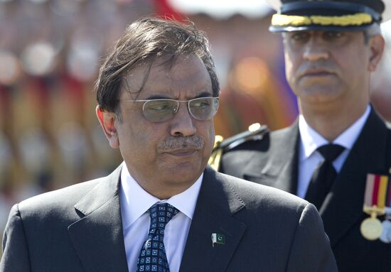 Pakistani President Asif Ali Zardari arrives in Moscow
