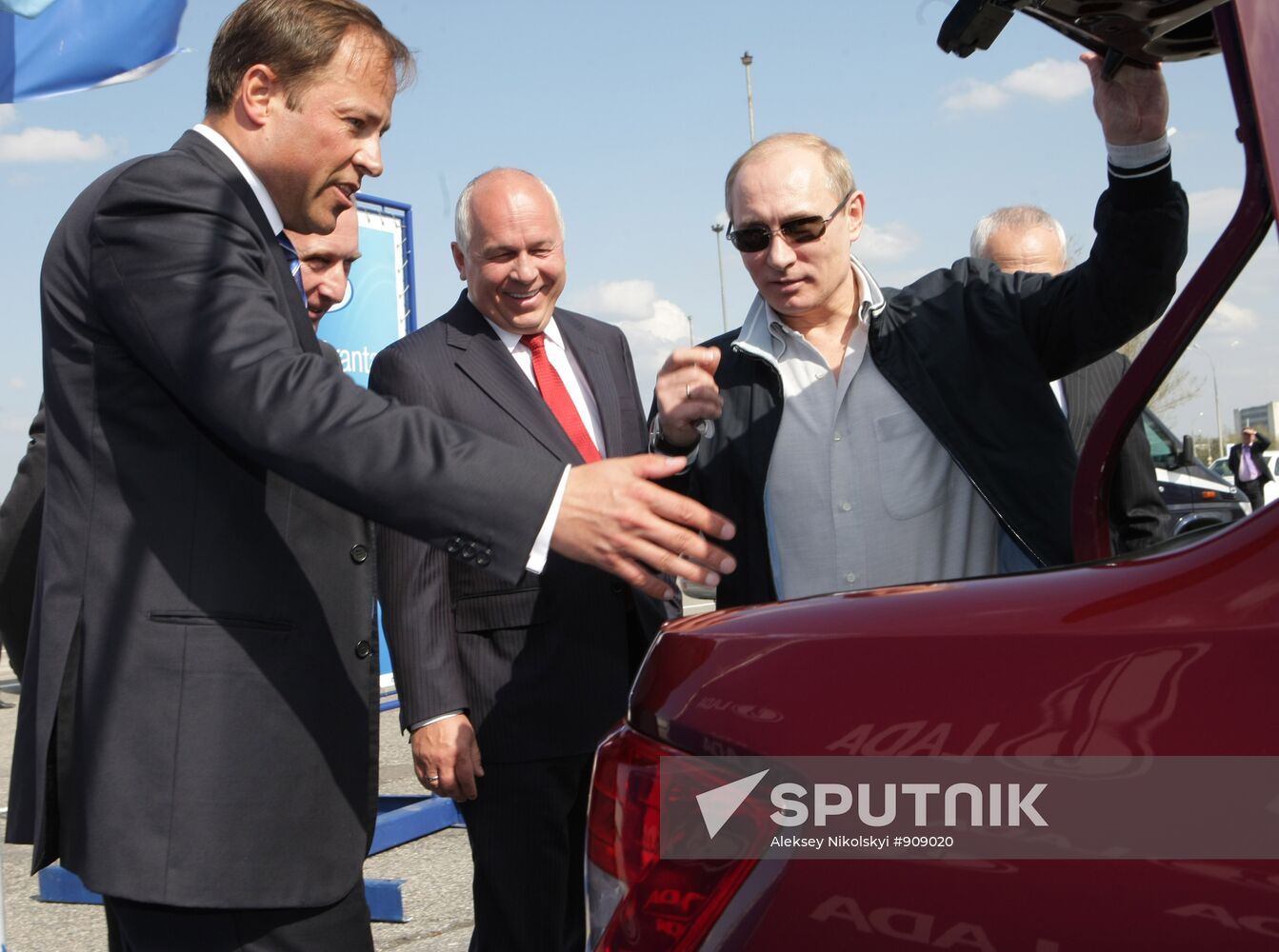 Vladimir Putin visits Tolyatti