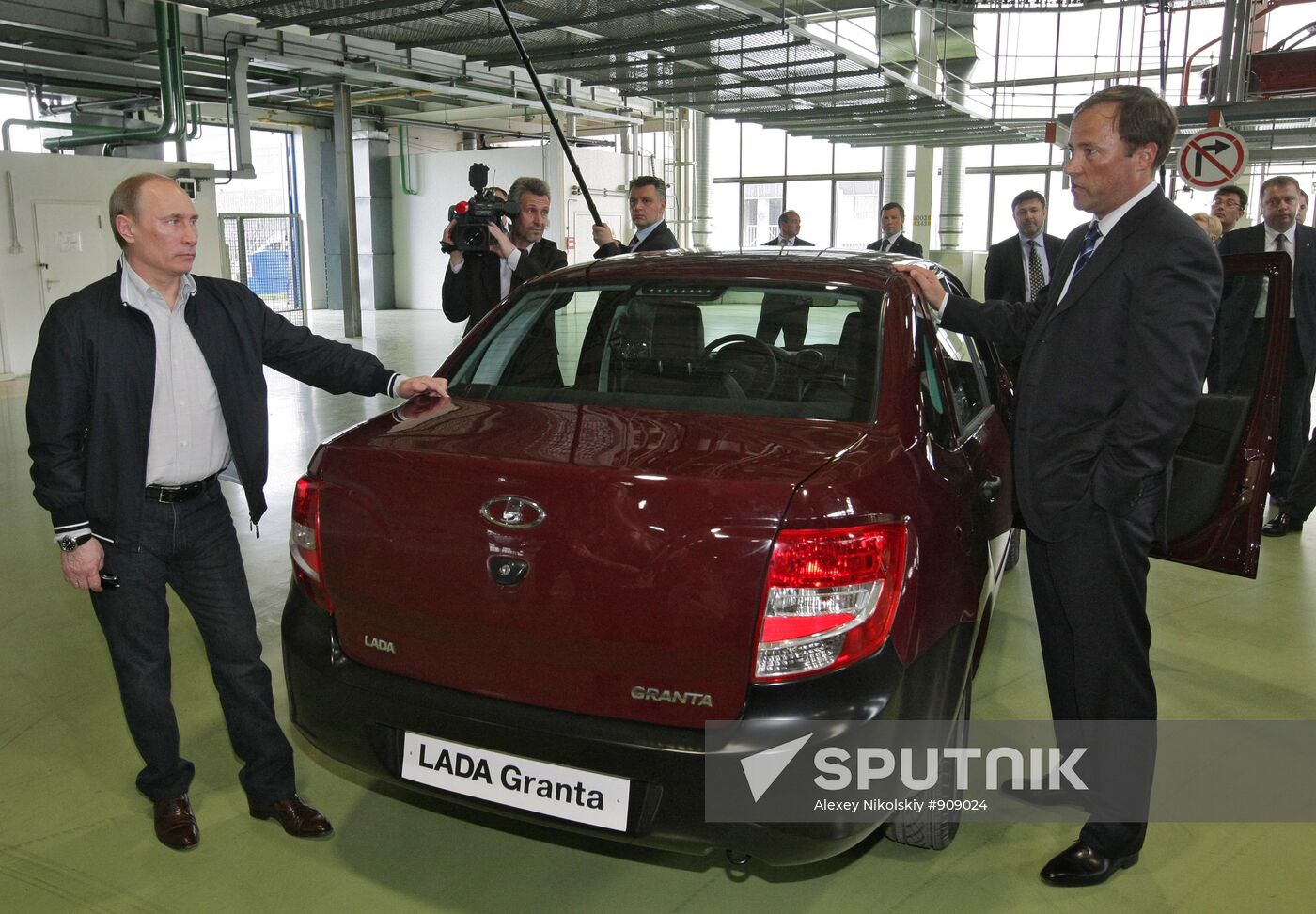 Vladimir Putin visits Tolyatti