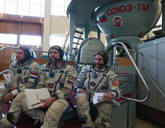 Fitness training by crews of 28th/29th ISS expedition