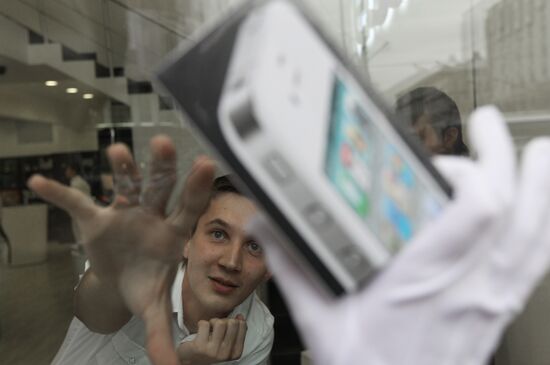 iPhone 4 goes on sale in Moscow