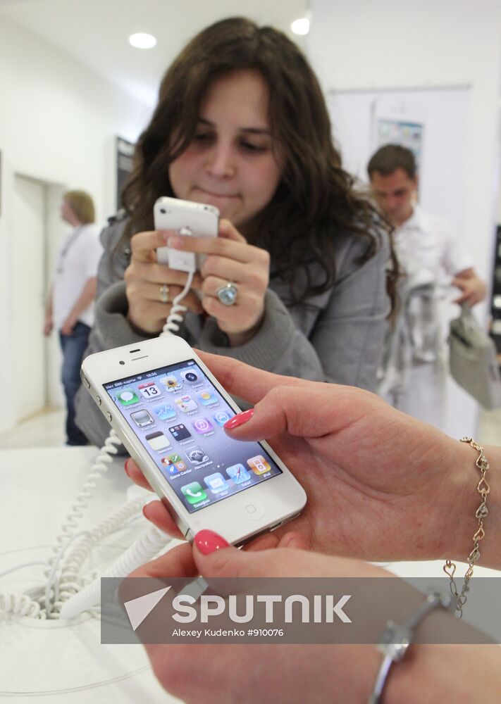 iPhone 4 goes on sale in Moscow