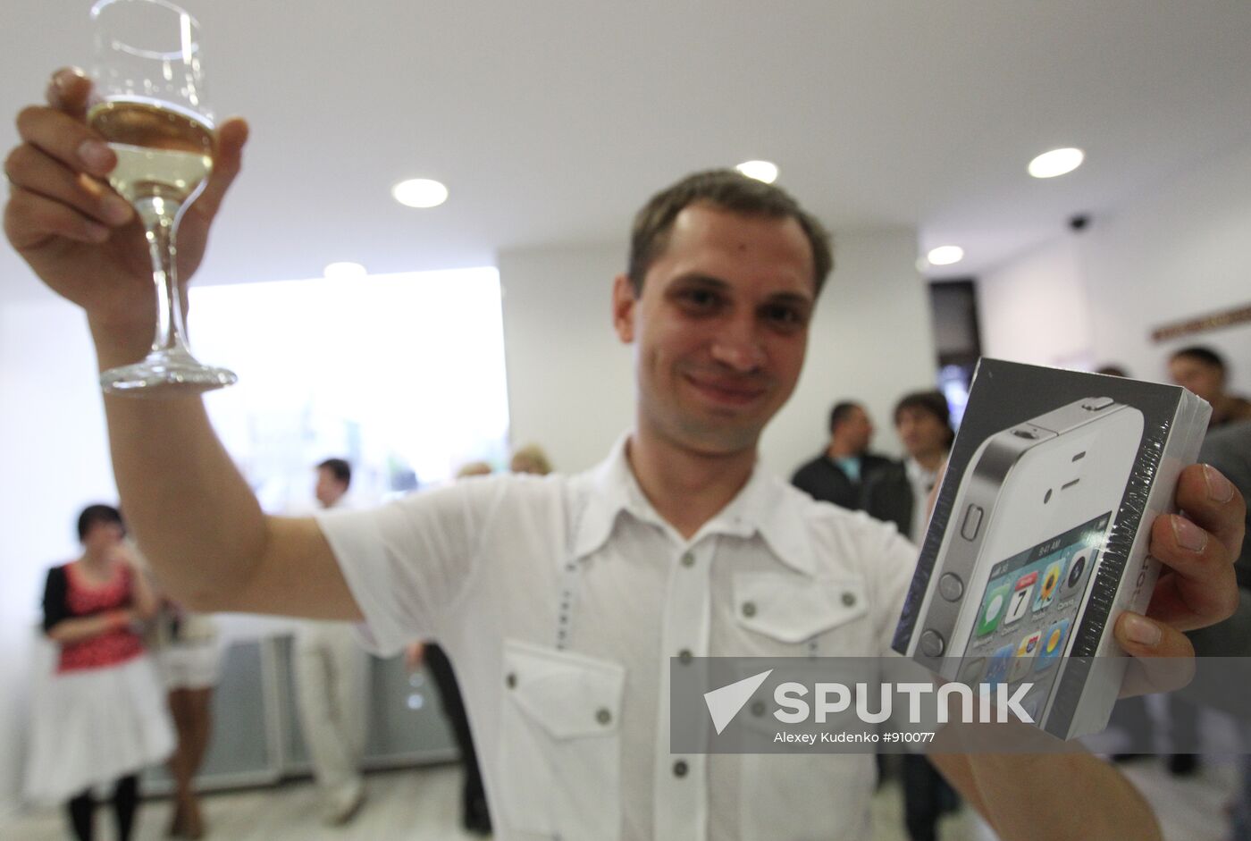 iPhone 4 goes on sale in Moscow