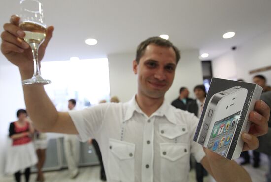 iPhone 4 goes on sale in Moscow