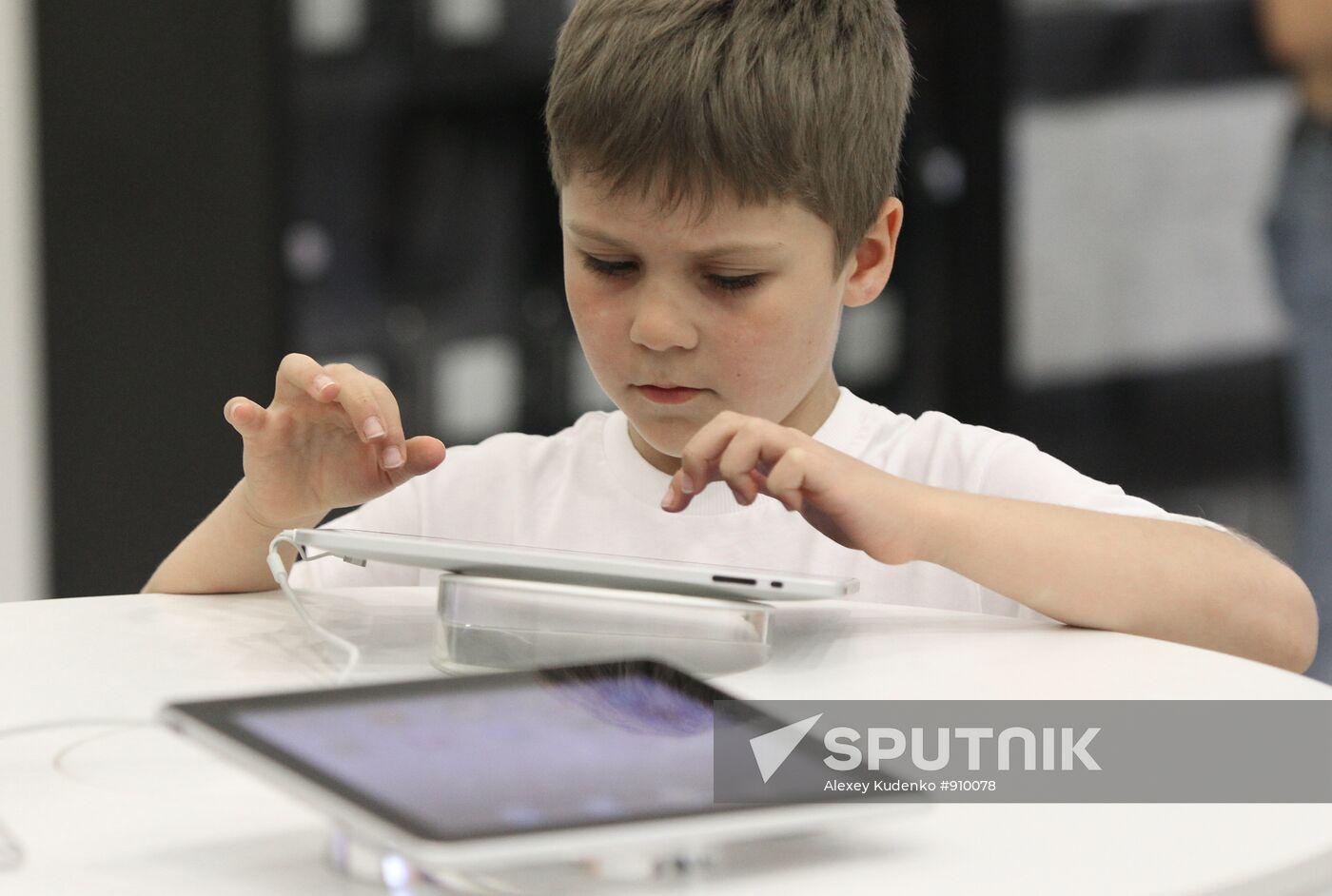 iPhone 4 goes on sale in Moscow