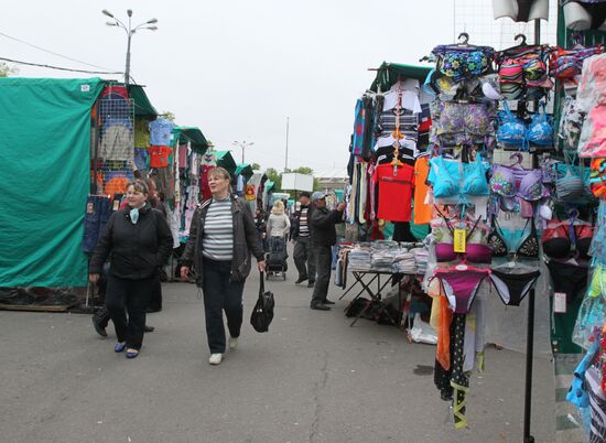 Outdoor market in Luzhniki
