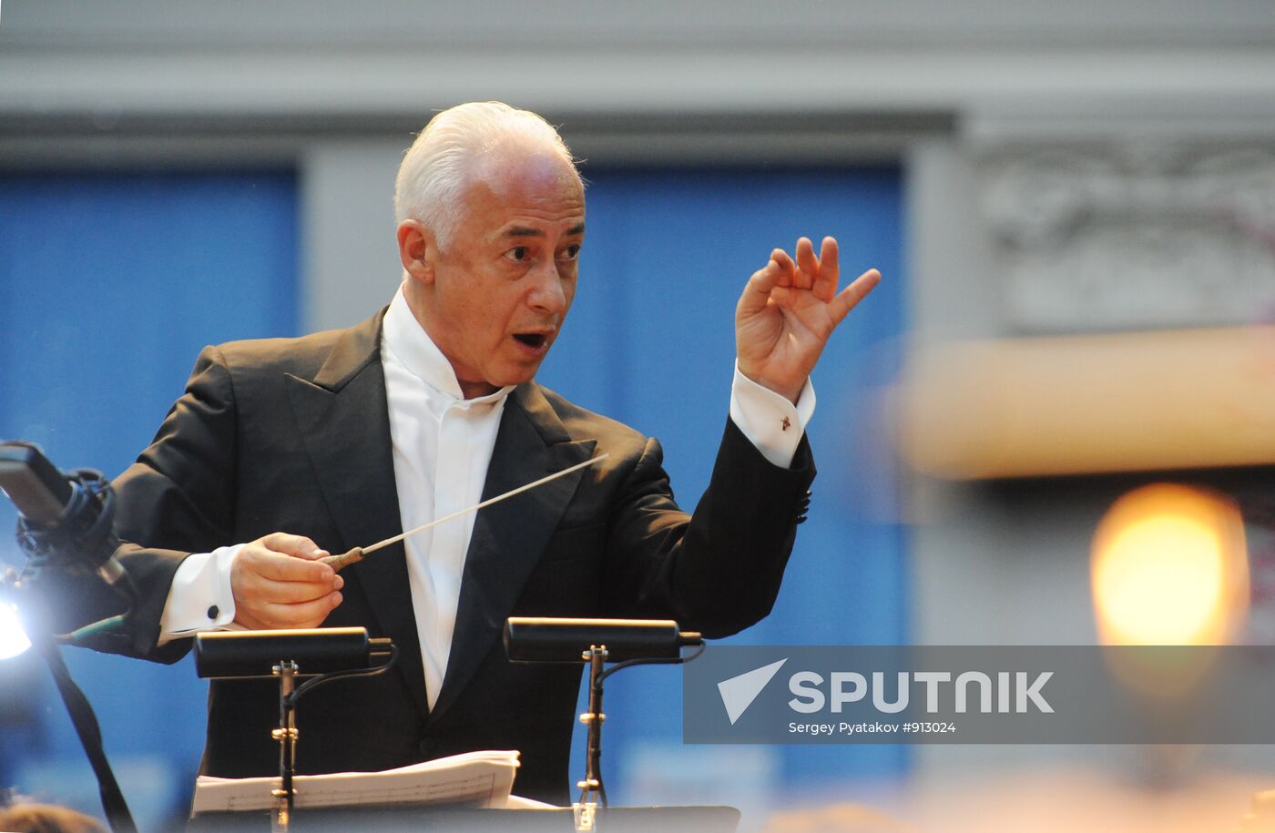 Vladimir Spivakov gives concert at Kievsky Rail station