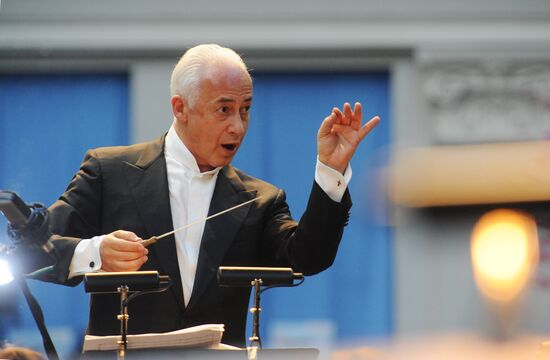 Vladimir Spivakov gives concert at Kievsky Rail station