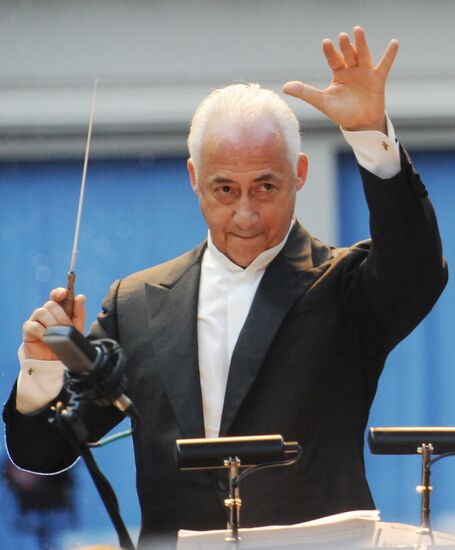 Vladimir Spivakov gives concert at Kievsky Rail station