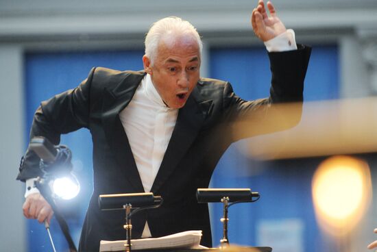 Vladimir Spivakov gives concert at Kievsky Rail station