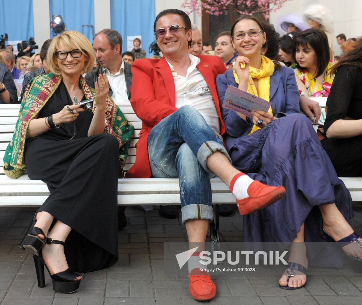 Evelina Khromchenko and Oleg Menshikov with his wife