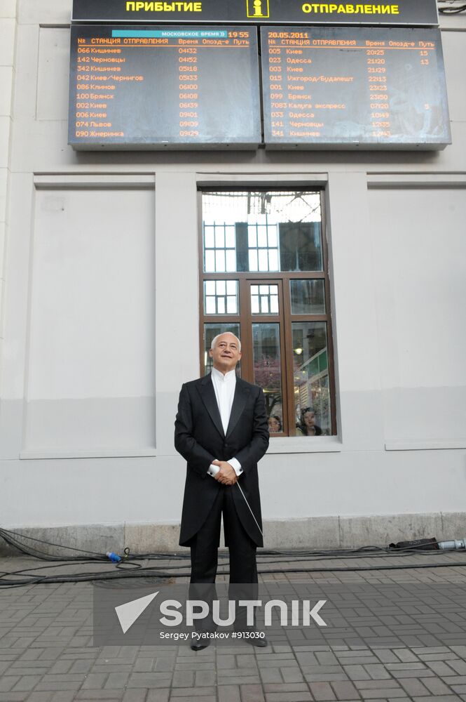 Vladimir Spivakov gives concert at Kievsky Rail station