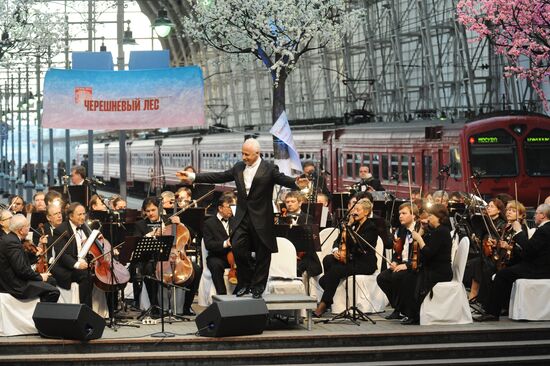 Concert of Vladimir Spivakov at Kievsky railway station