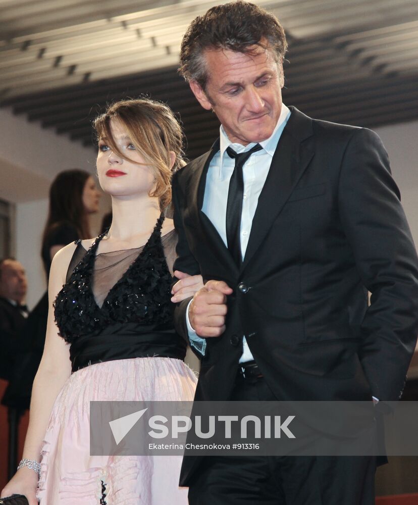 Eve Henson and Sean Penn