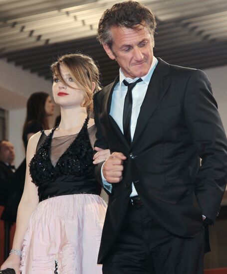 Eve Henson and Sean Penn