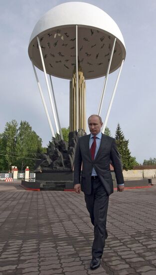 Vladimir Putin lays flowers at monument to paratroopers in Pskov
