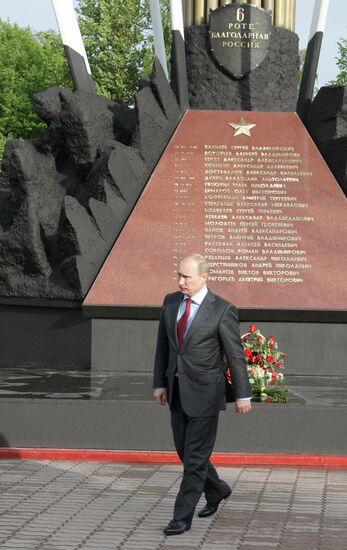 Vladimir Putin lays flowers at monument to paratroopers in Pskov