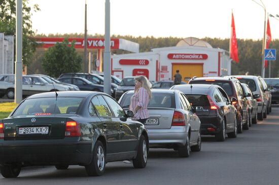 Lines at gasoline stations in Minsk