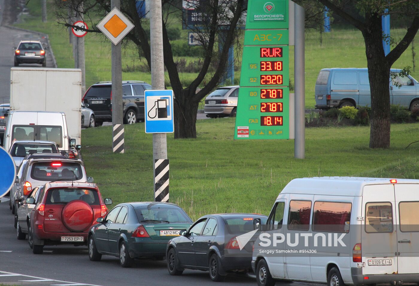 Lines at gasoline stations in Minsk