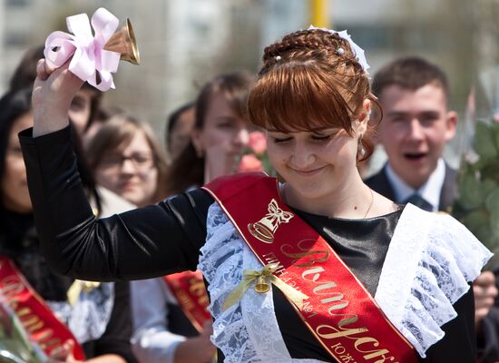 Russian schools celebrate "The Year’s Final Bell"