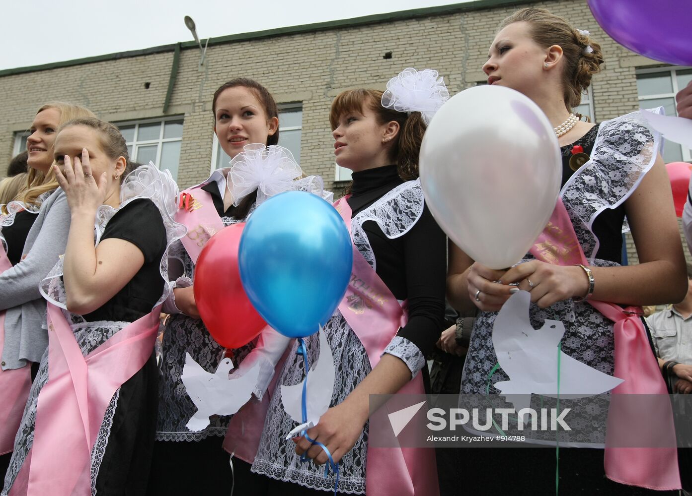 Russian schools celebrate "The Year’s Final Bell"