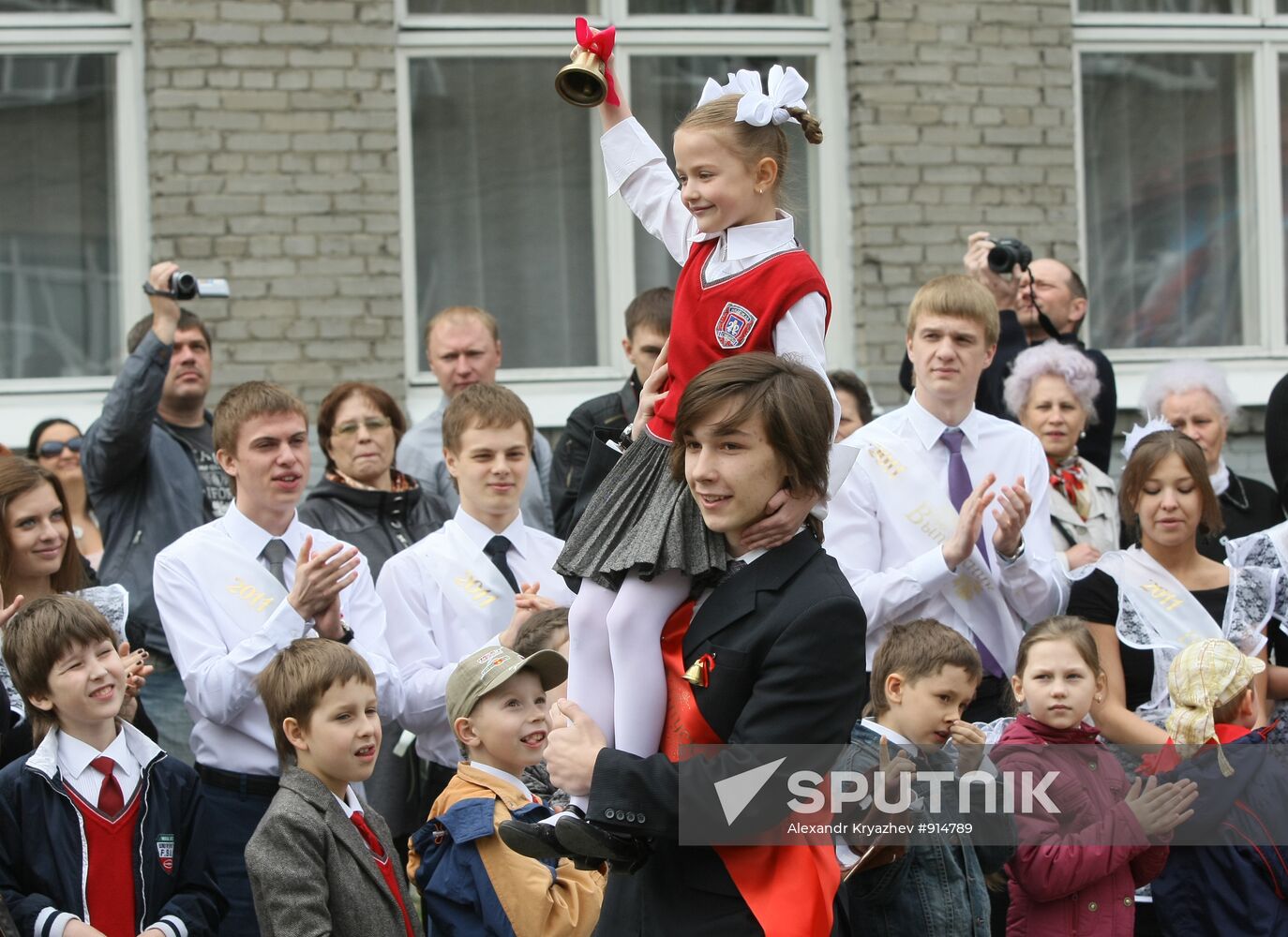 Russian schools celebrate "The Year’s Final Bell"