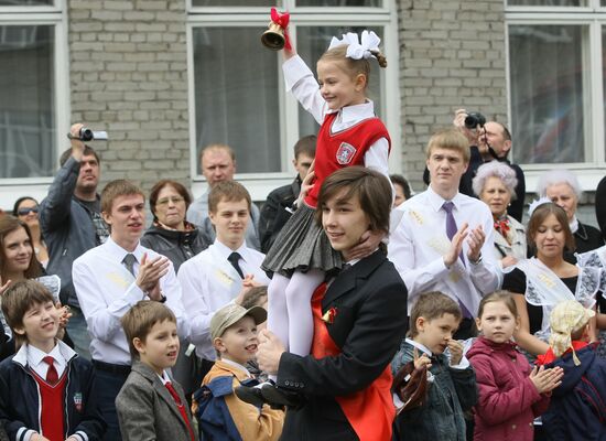 Russian schools celebrate "The Year’s Final Bell"