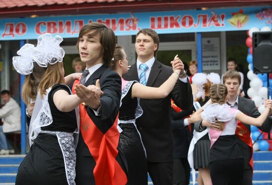 Russian schools celebrate "The Year’s Final Bell"