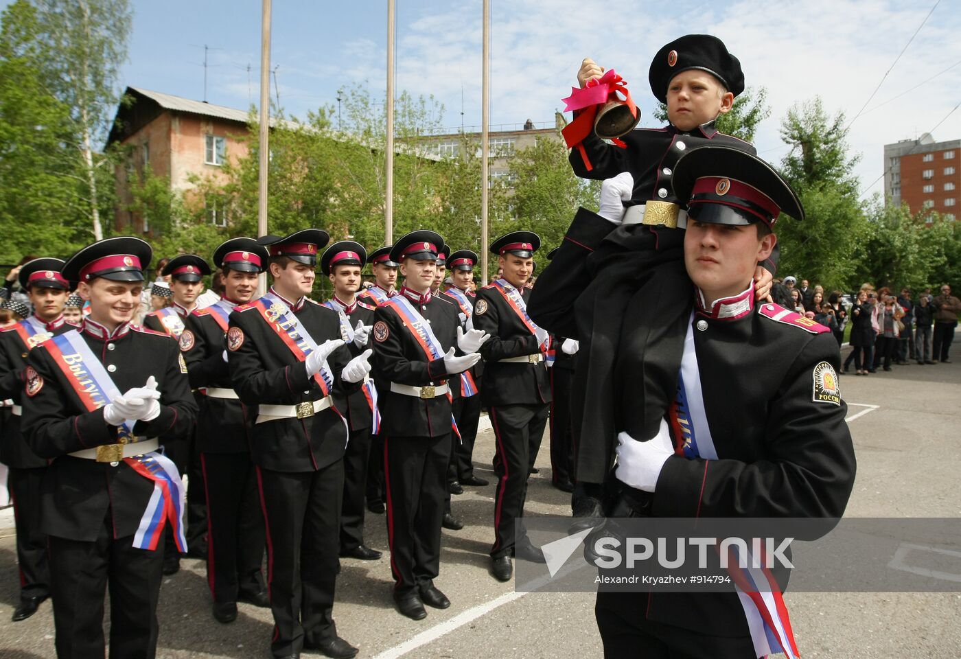 Russian schools celebrate "The Year’s Final Bell"
