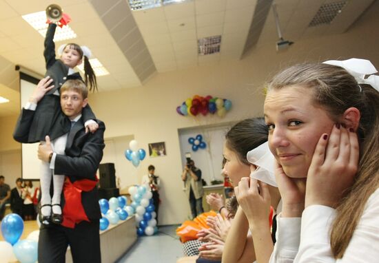 Russian schools celebrate "The Year’s Final Bell"