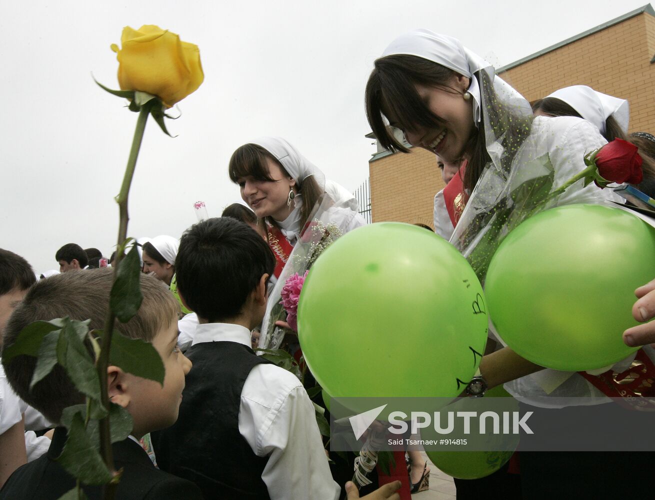 Russian schools celebrate "The Year’s Final Bell"