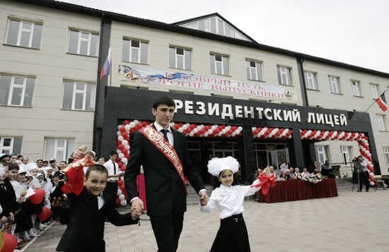 Russian schools celebrate "The Year’s Final Bell"