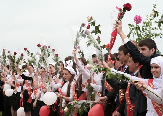 Russian schools celebrate "The Year’s Final Bell"