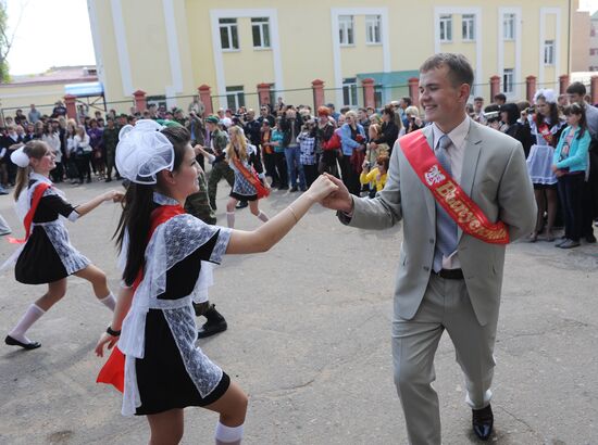 Russian schools celebrate "The Year’s Final Bell"