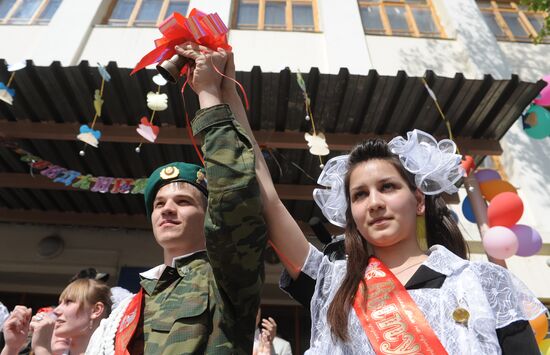 Russian schools celebrate "The Year’s Final Bell"