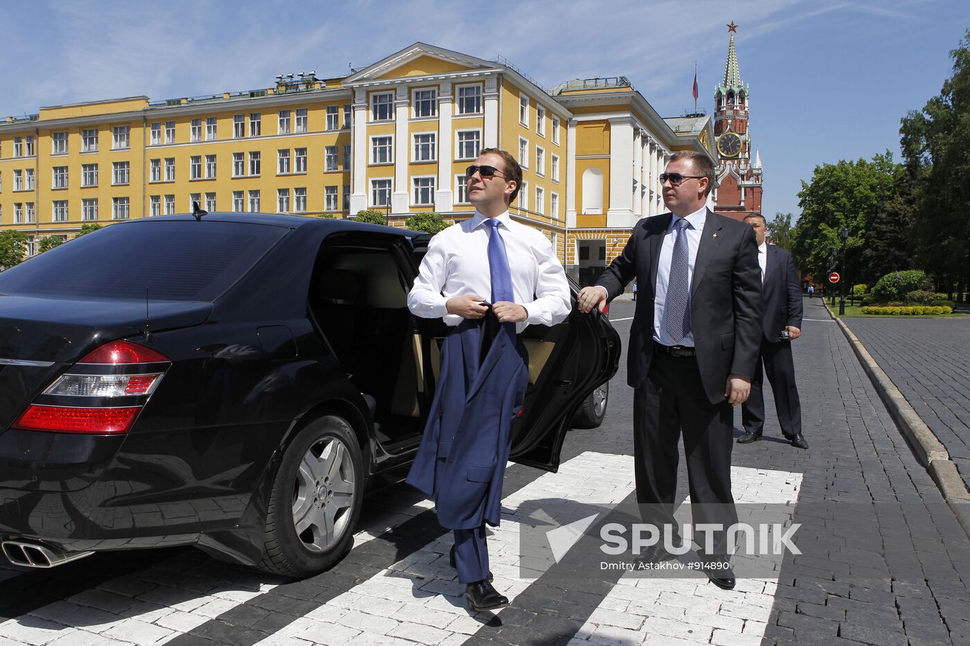 Dmitry Medvedev meets with orphanage graduates