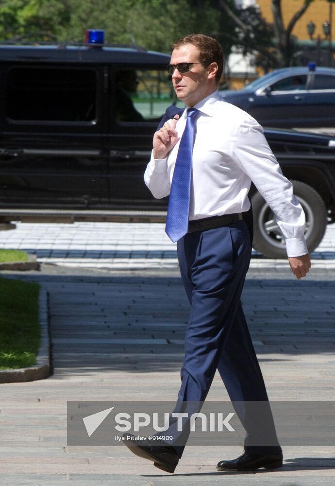 Dmitry Medvedev meets with orphanage graduates