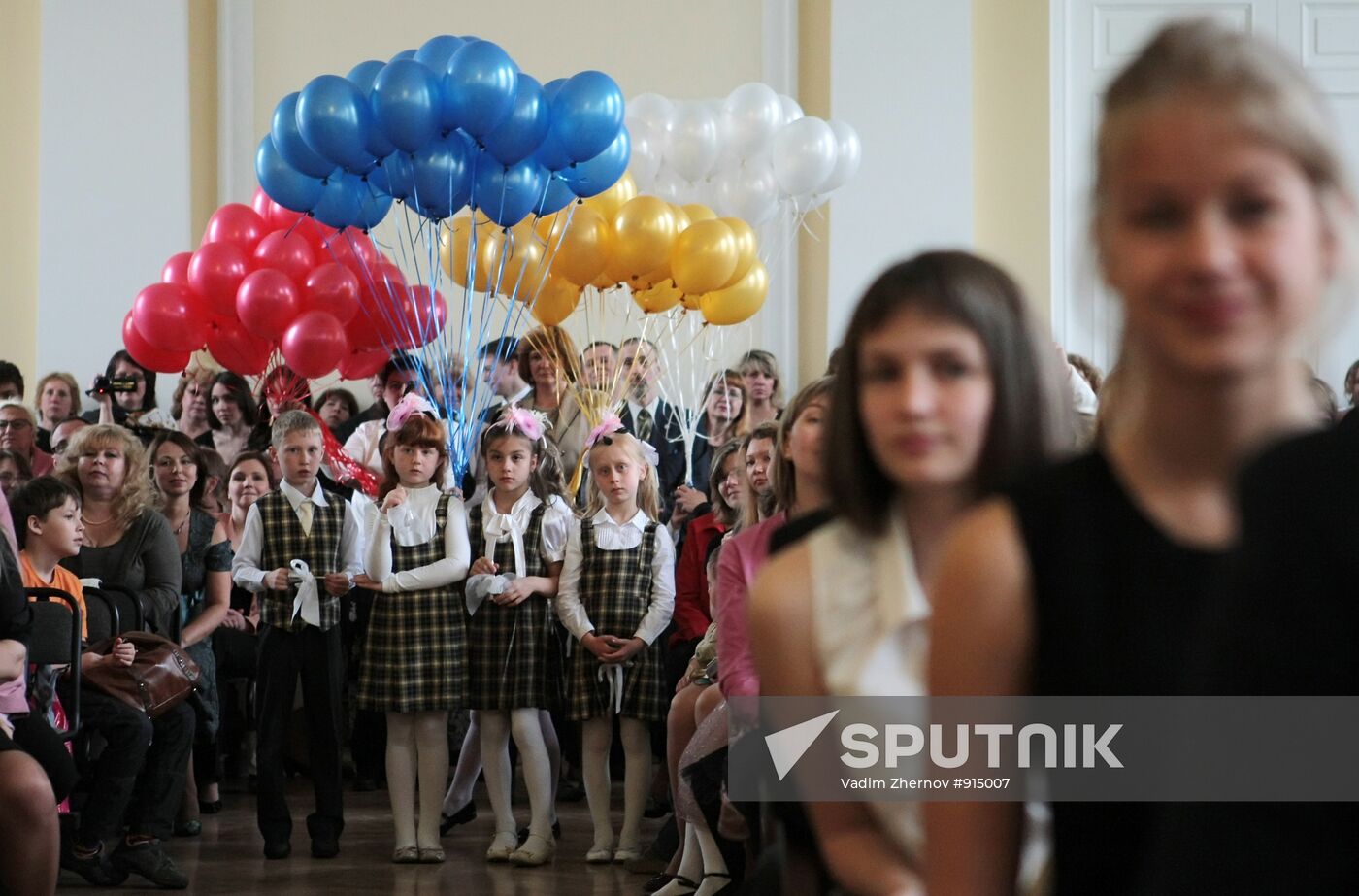 St. Petersburg's Gymnasium No. 2 celebrates Farewell Bell