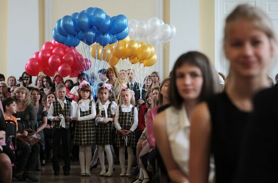 St. Petersburg's Gymnasium No. 2 celebrates Farewell Bell