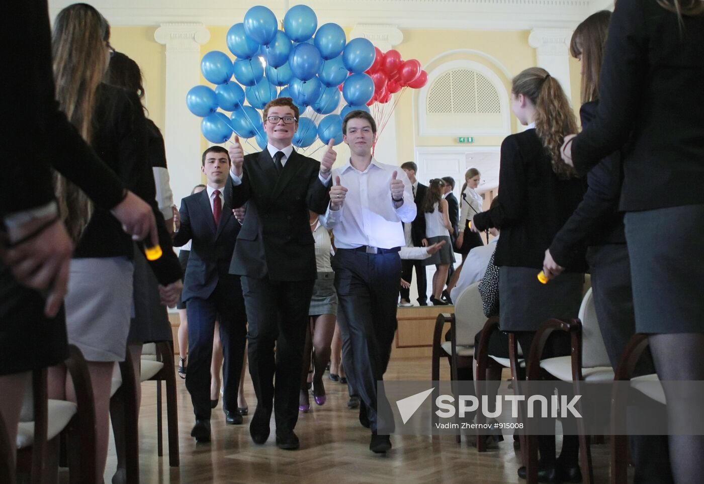 St. Petersburg's Gymnasium No. 2 celebrates Farewell Bell