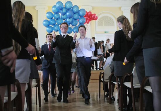 St. Petersburg's Gymnasium No. 2 celebrates Farewell Bell