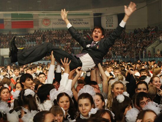 Russia's schools celebrate Farewell Bell