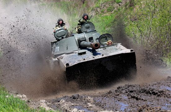Training of self-propelled artillery battery in Primorye