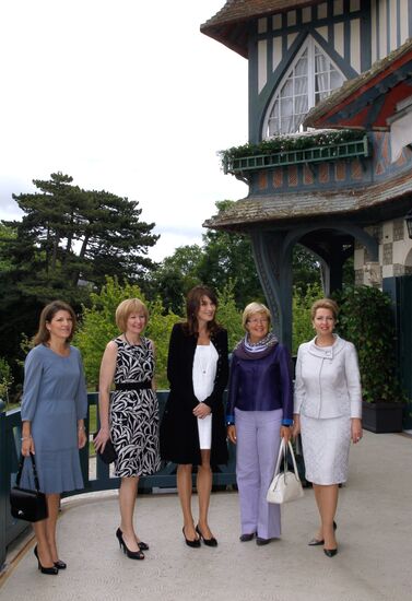 G8 spouses attend lunch