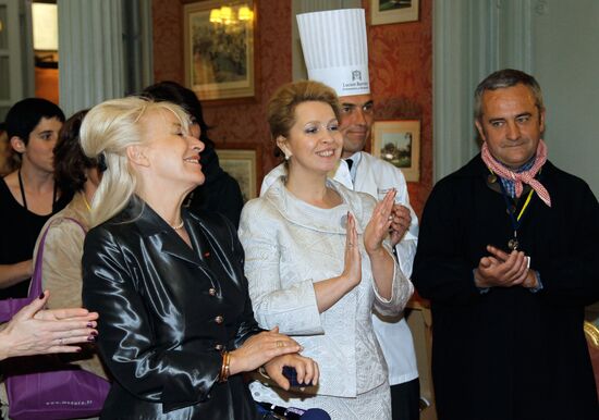 G8 spouses meet with Normandy's agricultural producers